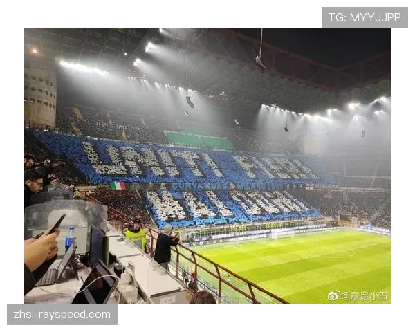 特写：梅阿查南看台巨型Tifo庆祝国米第21座意甲冠军